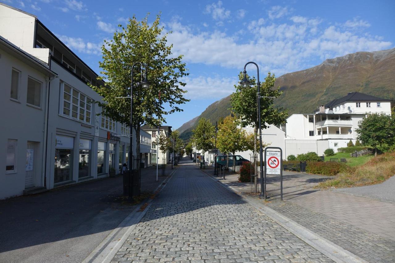 Orsta Hostel Buitenkant foto