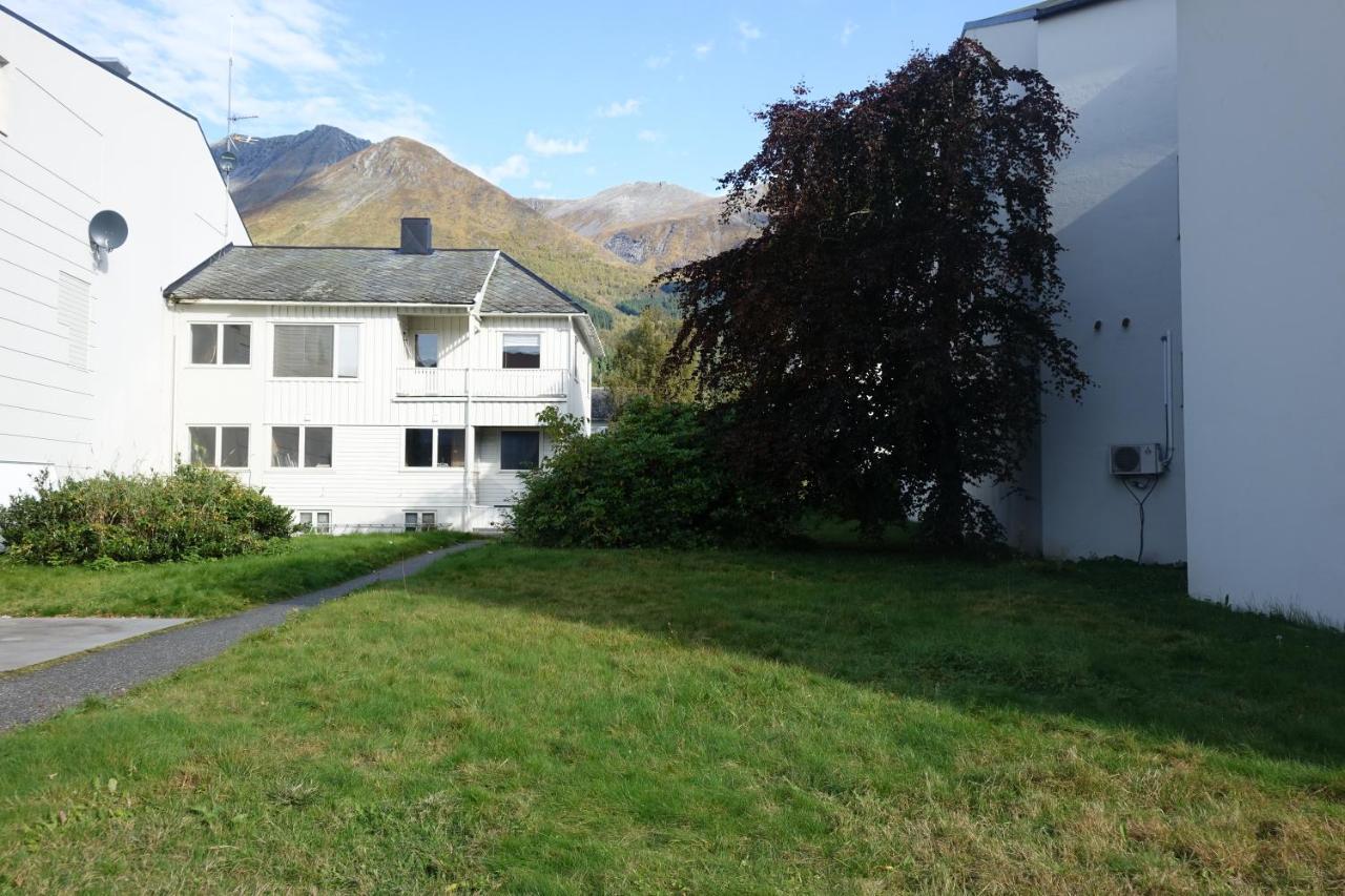 Orsta Hostel Buitenkant foto